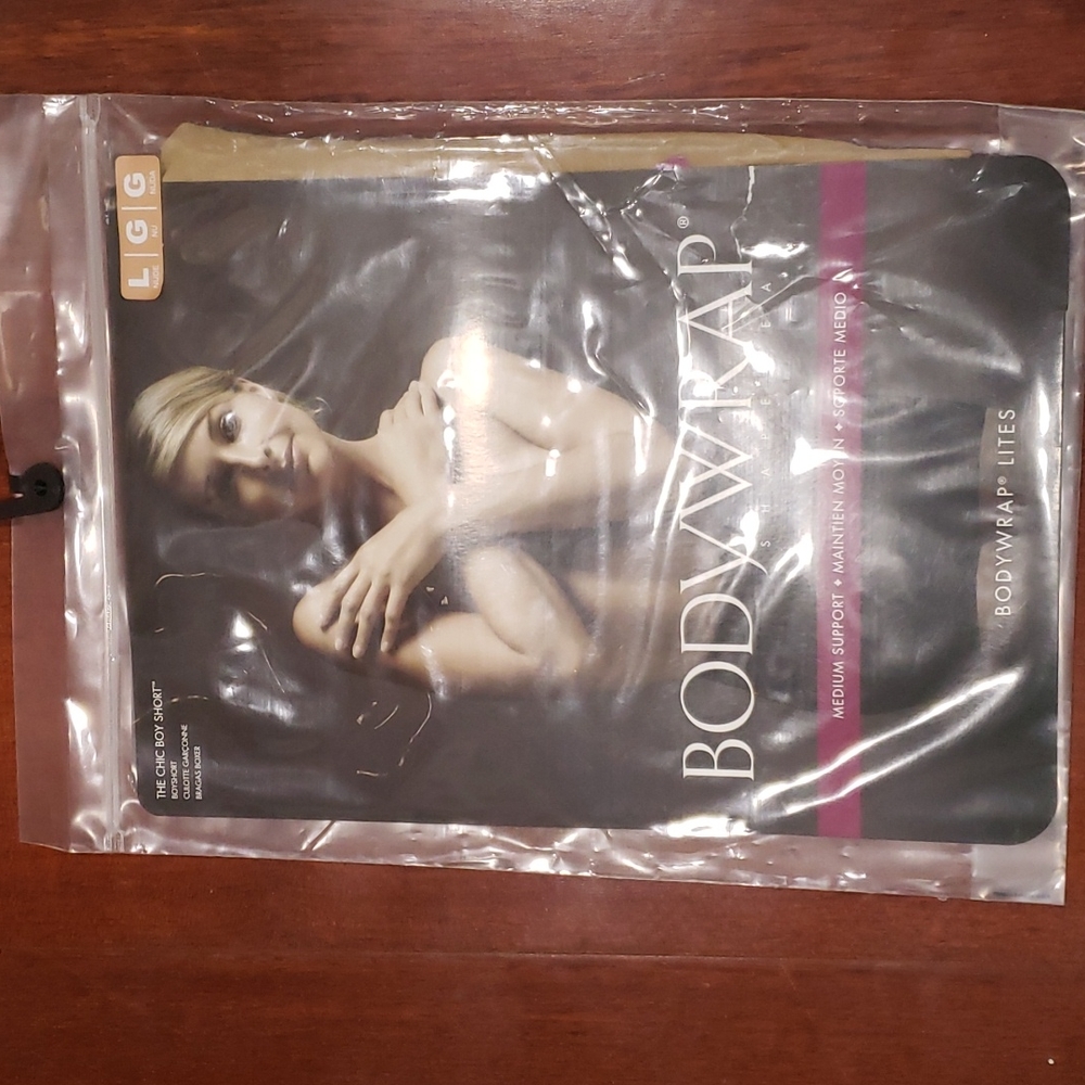 Shapewear The Chic Boy short new size Large Tan